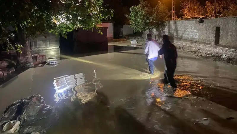 Aniden Bastıran Yağışlar: 20 Dakikada Bir Ev Çöktü, Üç Ev Boşaltıldı