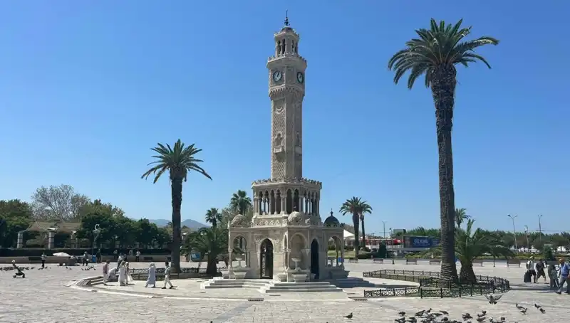 İzmir'de Sıcak Hava Dalgası: Meydanlar Boş, Halk Evde Kalıyor