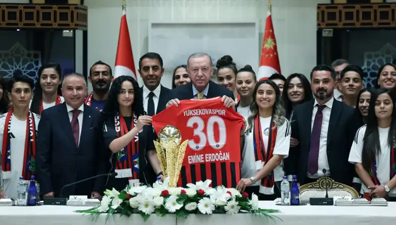 Cumhurbaşkanı Erdoğan, Yüksekovaspor Kadın Futbol Takımı’yla Bir Araya Geldi