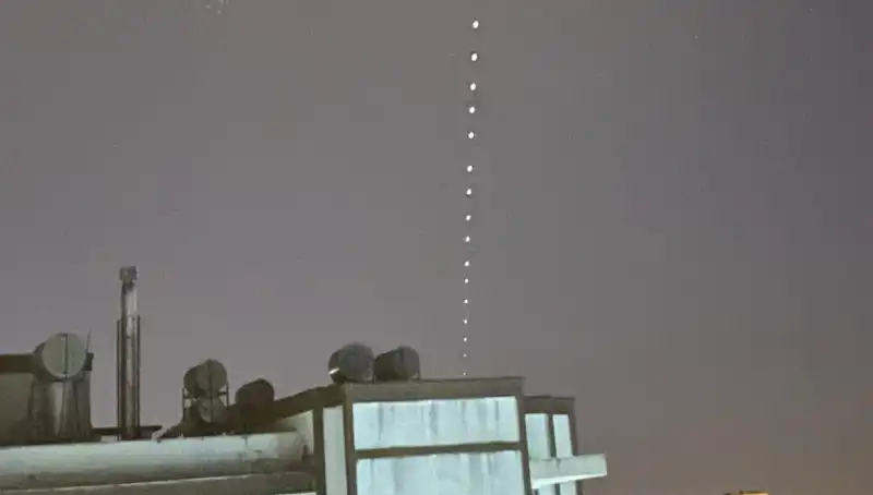 Adana'da Gece Gökyüzünde Starlink Yıldızlarıyla Büyüleyici Manzara