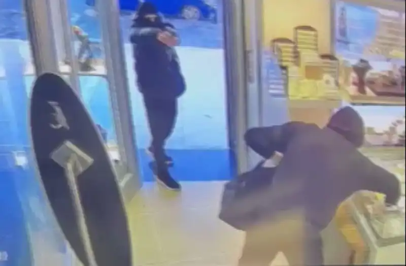 Ümraniye'de Maskeli Soyguncuların Silahlı Saldırısı: Gerilim Dolu Anlar