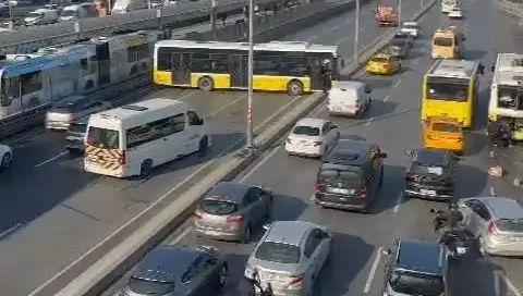 İETT Otobüsü İki Araçla Çarpıştı: İstanbul Trafiği Kilitlendi!