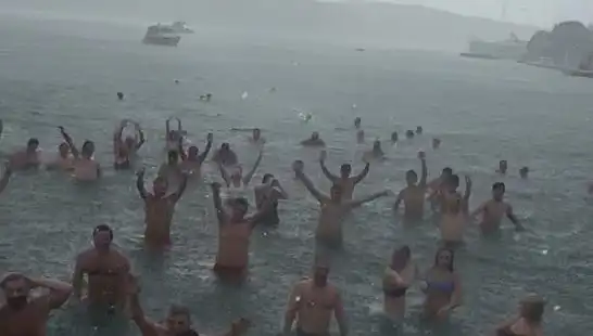 İstanbul'da Yağmura Rağmen Denize Giren Bebekli Kalabalık Sıcak Yazı Yaşadı