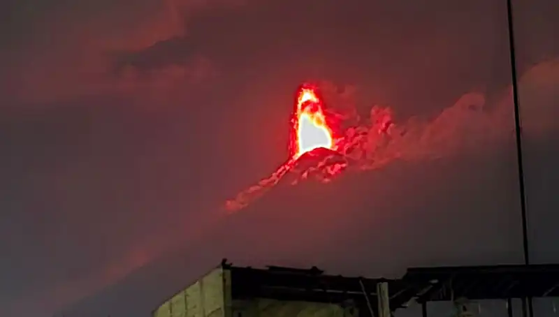 Fuego Yanardağı Krizi: 30 Bin Kişi Tahliye Ediliyor!
