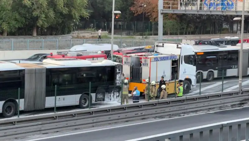 İstanbul Metrobüsü Yangın Çıkardı, Şehirde Trafik Felç Oldu!