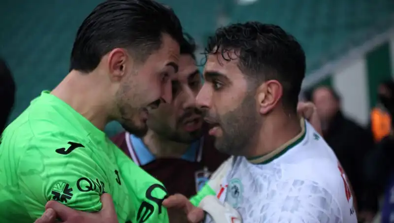 Konyaspor-Trabzonspor Maçında Büyük Gerilim: Uzatma Dakikalarında Futbolcular Birbirine Girdi!