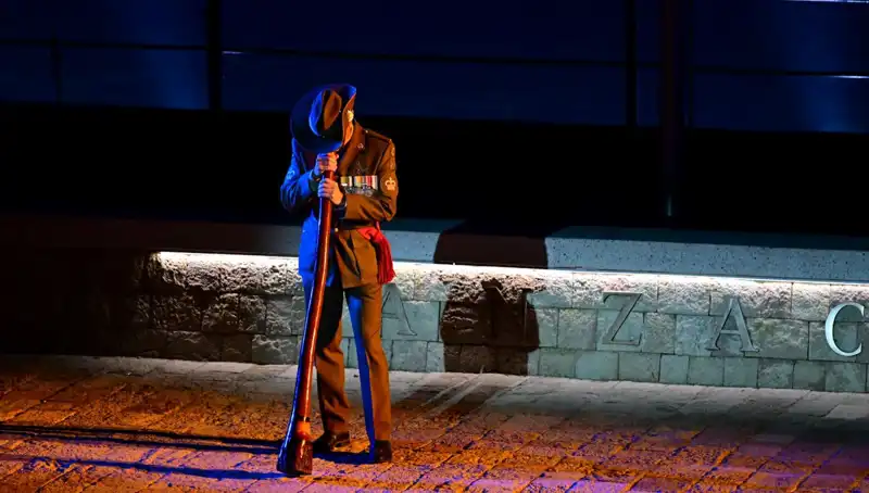Anzak Koyu'nda Duygusal "Şafak Ayini" Coşkusu: Anma Töreninin Detayları