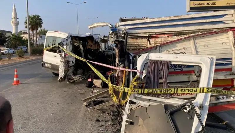 Mersin'de Tatil Yolunda Gerçekleşen Feci Kaza: İki Ölü, 10 Yaralı