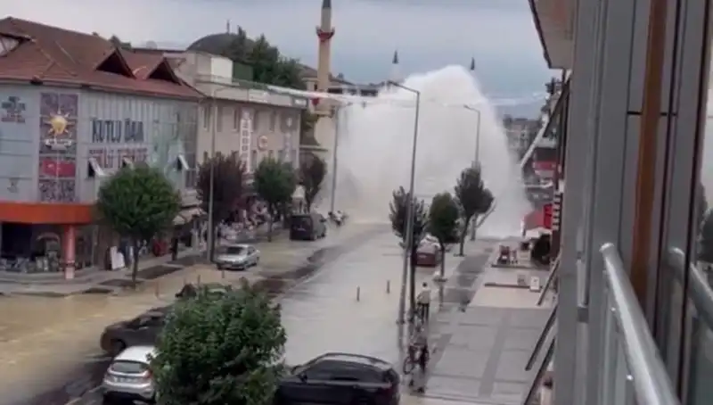 İçme Suyu Hattındaki Boru Patladı: Şehirde Suyun Fışkırması İlk Değil!